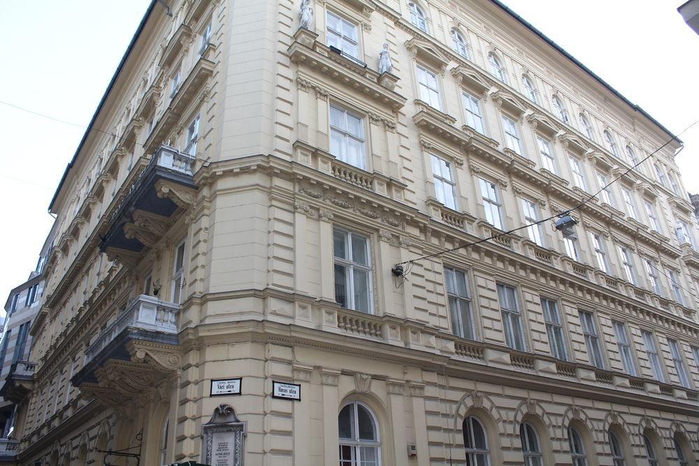 Old Monarchia Hotel Boedapest Buitenkant foto